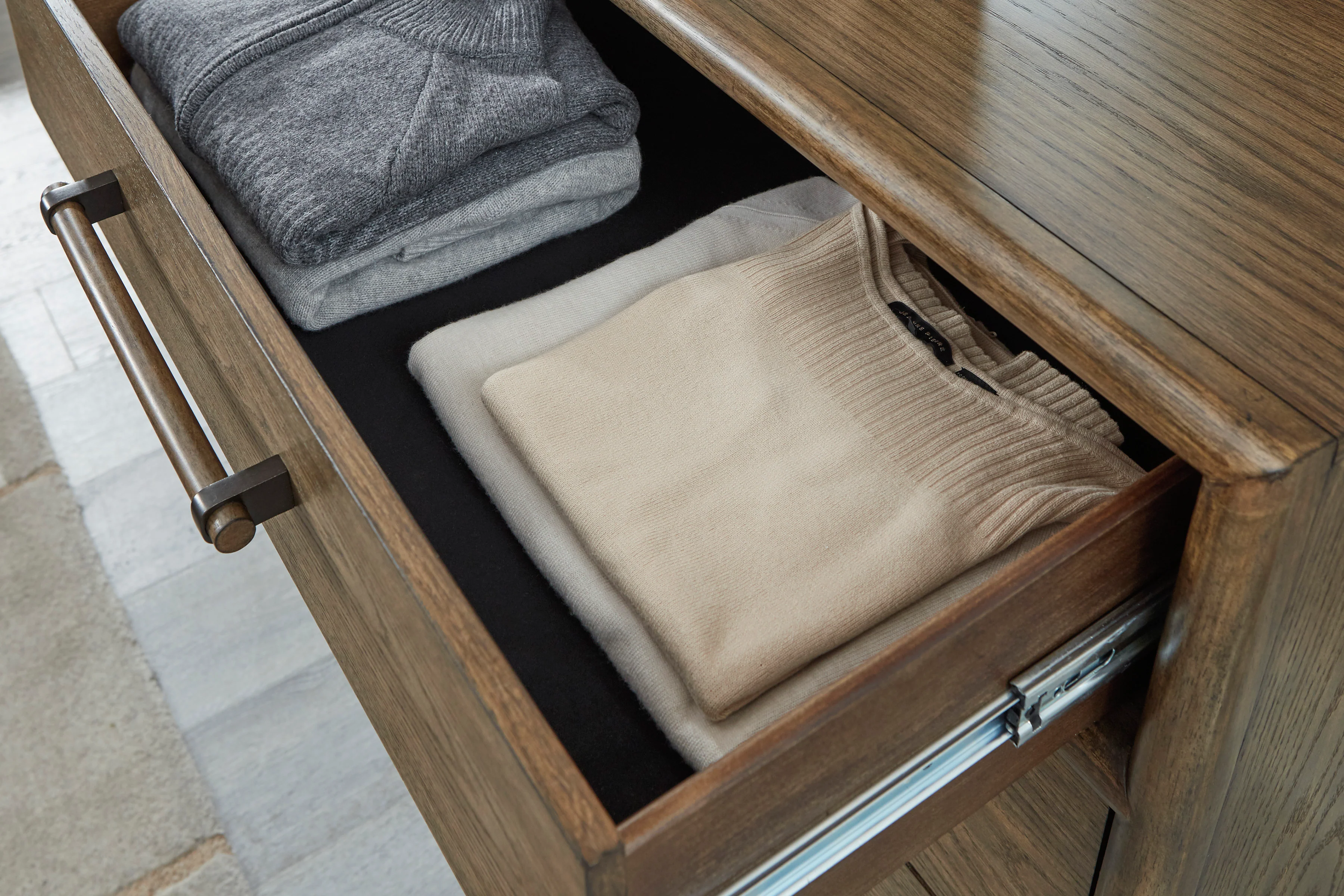 Rowanhowe 4-Piece Bedroom Suite - Image 7